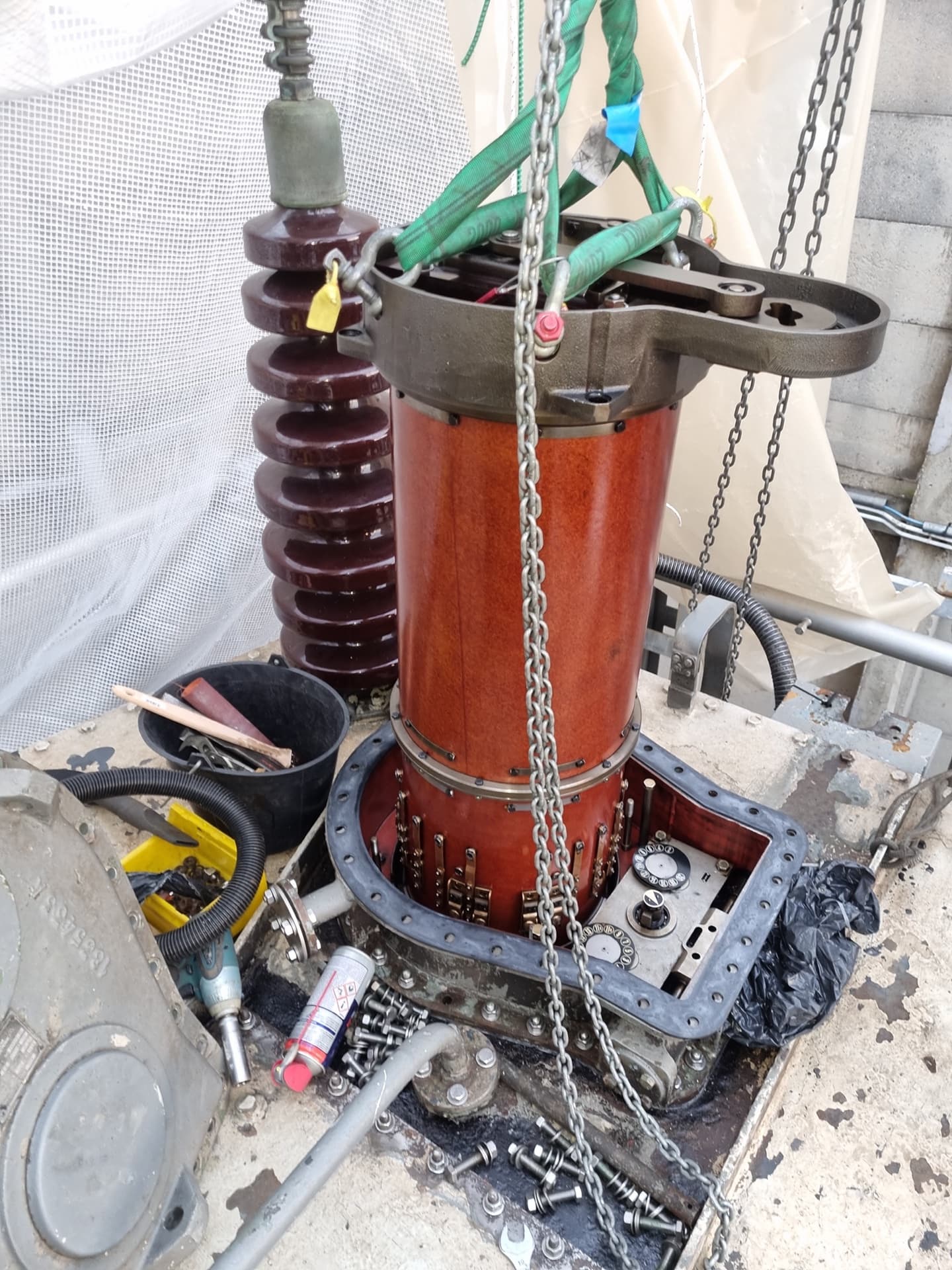 On-load tap-changer overhaul with chain-hoist handling